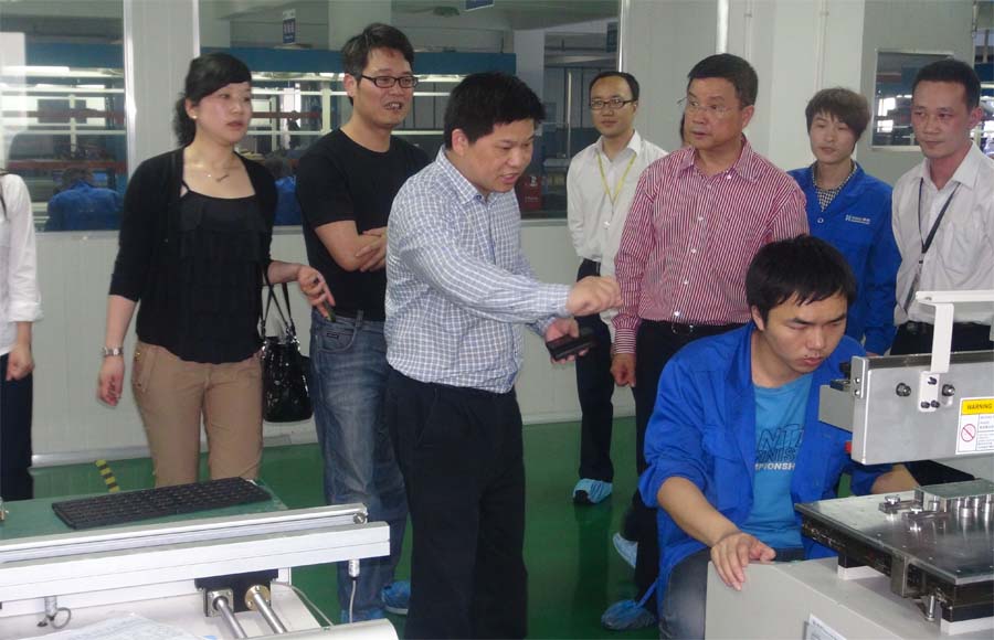 音王集团董事长王祥贵一行莅临j9平台官网光电参观考察