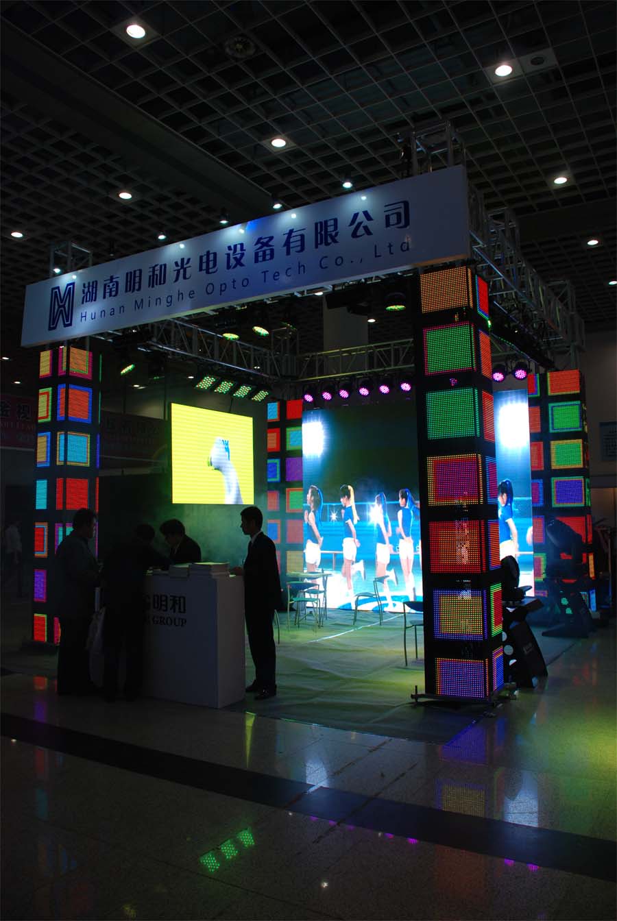 j9平台官网携多款LED屏、LED灯具及电脑摇头灯参展